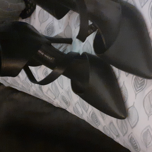 Beautiful shoes bought in NYC great condition get 2 for 50 from the 30dlr ones - Picture 2 of 3